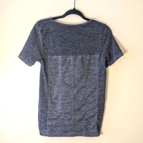 Fabletics Delta Seamless Short-Sleeve Tee Top Dark Grey/Vanilla Large - Picture 4 of 6